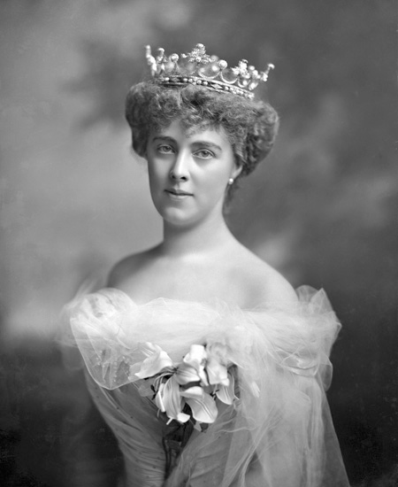 An image of Daisy, Princess of Pless, wearing a crown and in an off-the-shoulder-gown, in 1901.