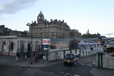 Edinburgh_Waverley_railway_station_16-07-2005